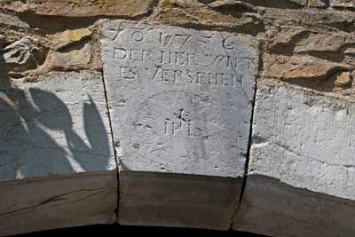 Hauszeichen von 1756 mit Vers Kirchenlied und Christusmonogramm in Strahlenmonstranz, Dorff, Krauthausener Straße 1