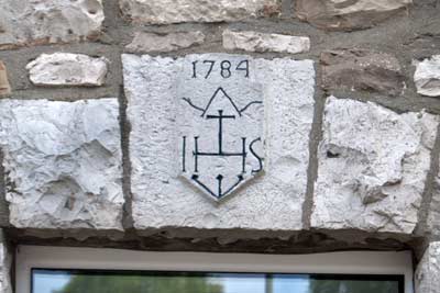 Hauszeichen mit Christusmonogramm in Strahlenmonstranz, Dorff, Pfarrer-Gau-Straße 11