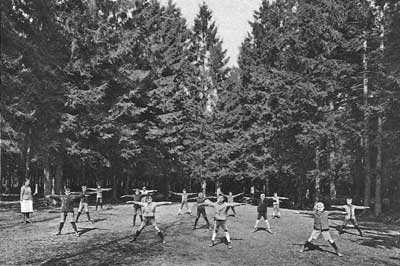 =Kindererholungsheim Süssendell, Postkarte ca. 1927 "Morgengymnastik"