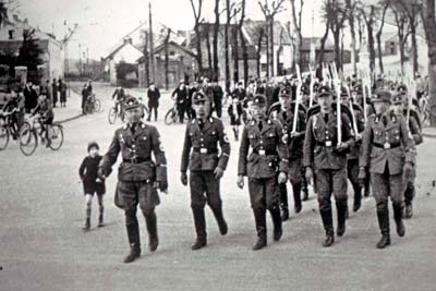 RAD marschiert 1938 unter Publikum auf der Essiger Straße in Mausbach