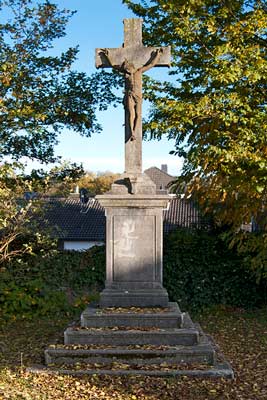 Friedhofskreuz im Pfarrer-Ortmanns-Park Mausbach (Stadt Stolberg/Rhld.), Oktober 2024