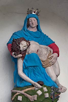 Pieta aus Ton mit Metallkrone in der Fleuther Kapelle