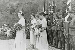 Maiparade, Mausbach 1938 oder 1939, Maikönigin vor RAD und PO